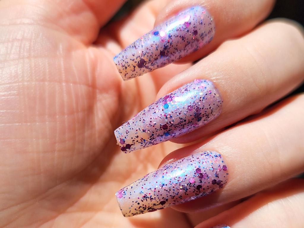 Sparkly blue/purple glitter polish – close-up finish and texture