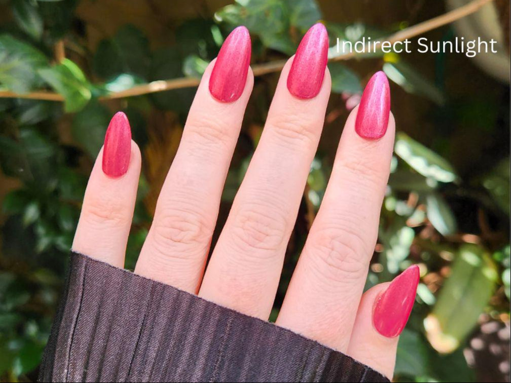 Long-lasting pink shimmer polish – fast-drying & non-toxic