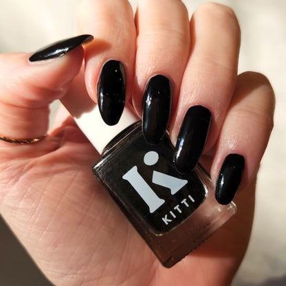 DIY manicure with long-lasting glossy black polish – Black Out by Kitti Nails