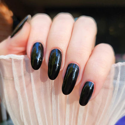 Vegan cruelty-free black nail polish – quick-drying, long-lasting and opaque