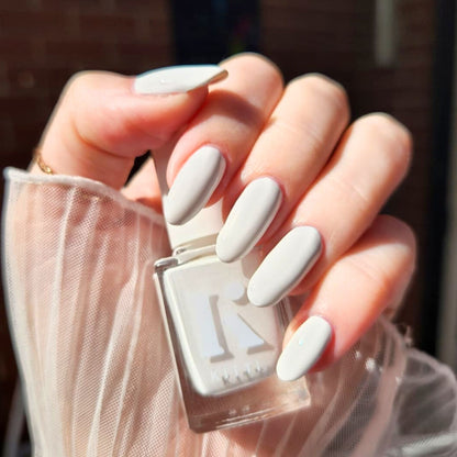Classic white manicure – silky smooth crème finish in 1–2 coats