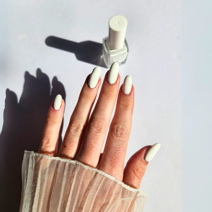 Classic white manicure – silky smooth crème finish in 1–2 coats